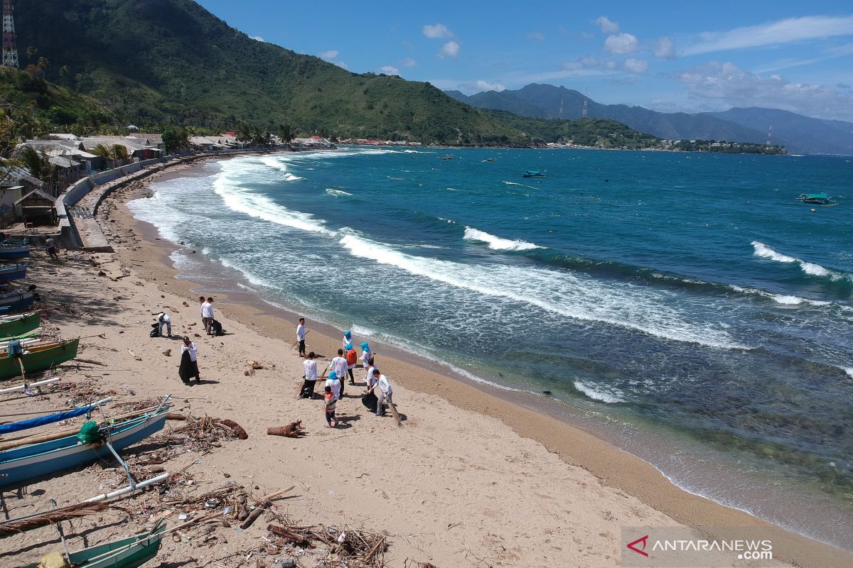 SKIPM Gorontalo-masyarakat bersihkan pantai Dulanga