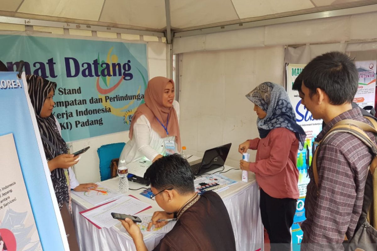 Para pencari kerja ramai kunjungi stand BP3TKI di arena Job Fair