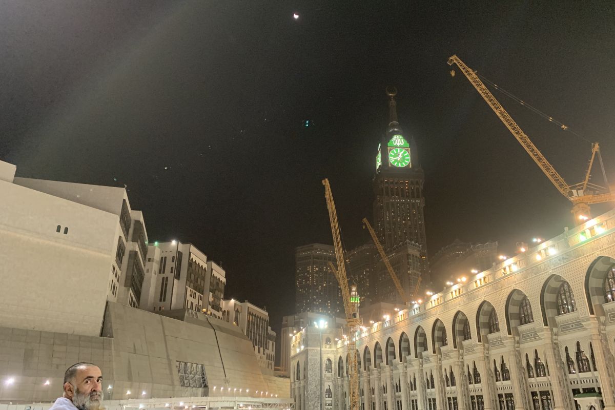 Shalat khusuf di Masjidil Haram saat gerhana bulan di langit Mekkah