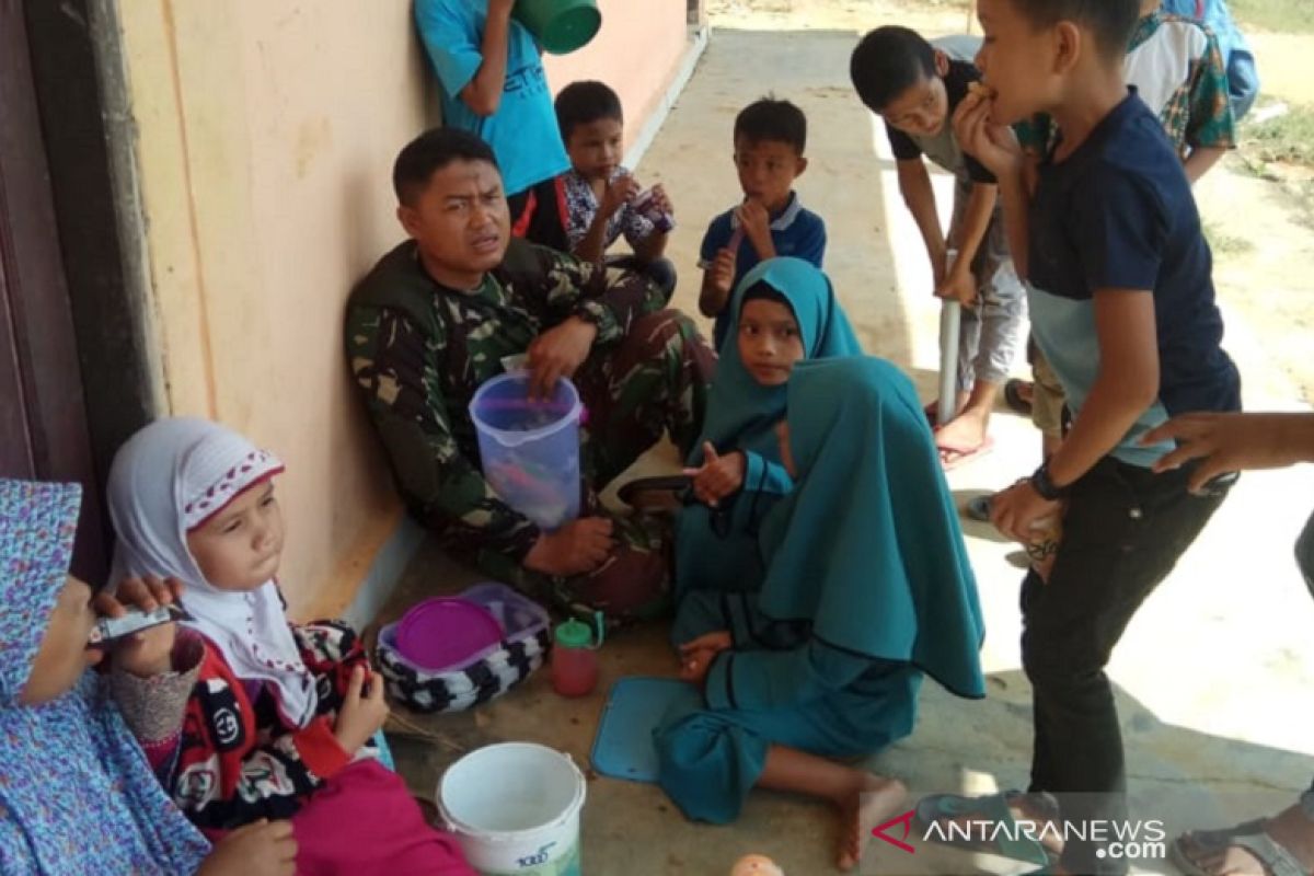 Kala semangat dua bocah perempuan menginspirasi prajurit TNI