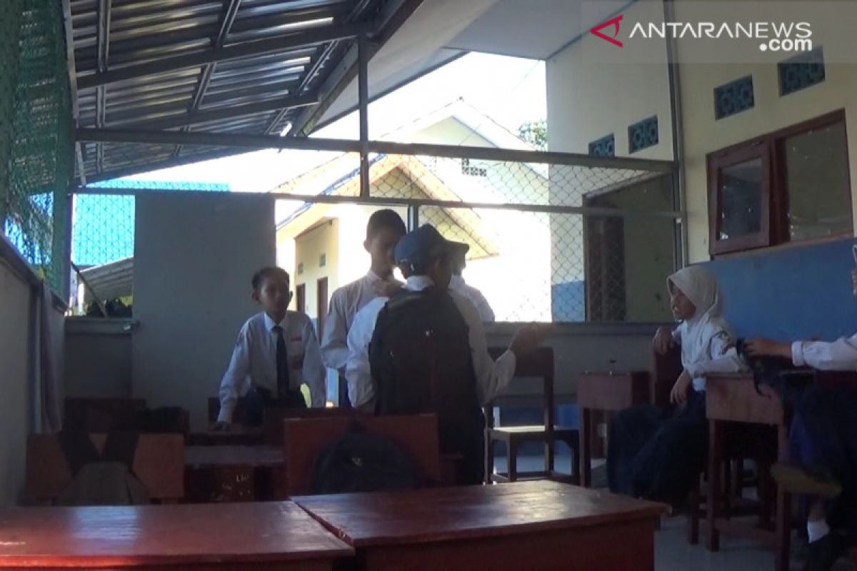 Siswa SMPN 7 Kotabaru Kalsel  tempati bangunan darurat