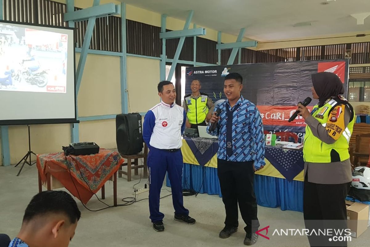 Astra Motor - Satlantas bagikan jaket #Cari_aman kepada siswa SMPN 20 Pontura