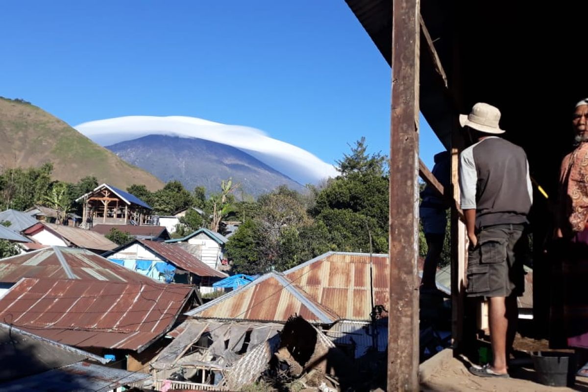 Hari ini, "topi awan" Gunung Rinjani benar-benar sempurna