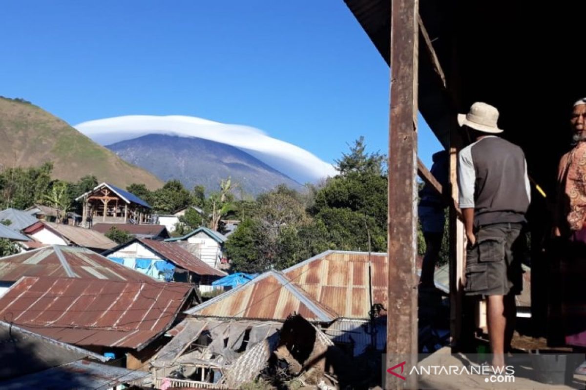 Warga berswafoto dengan latar fenomena "topi awan" Gunung Rinjani