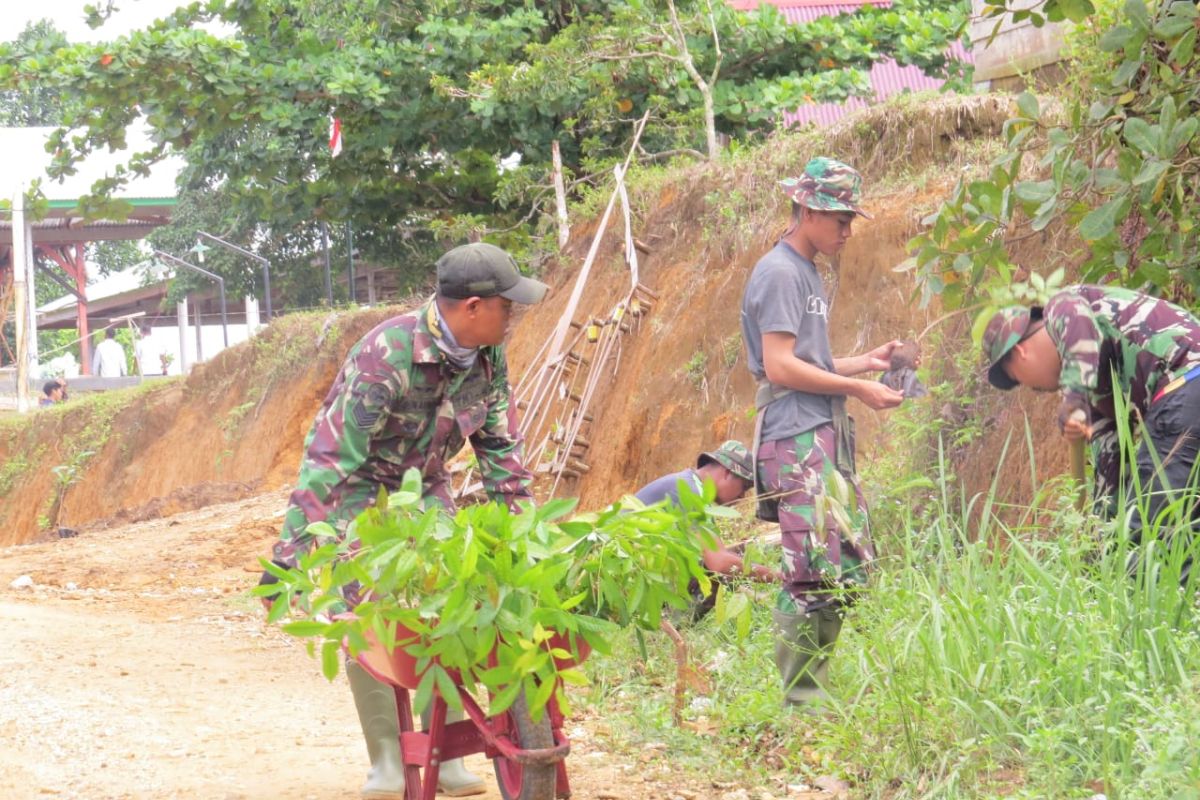 Cegah Longsor, Satgas TMMD ajak masyarakat tanam durian