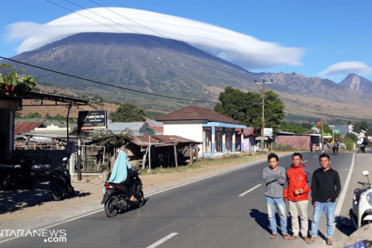 Fenomena puncak Gunung Rinjani "Bertopi" tidak terkait pertanda gempa