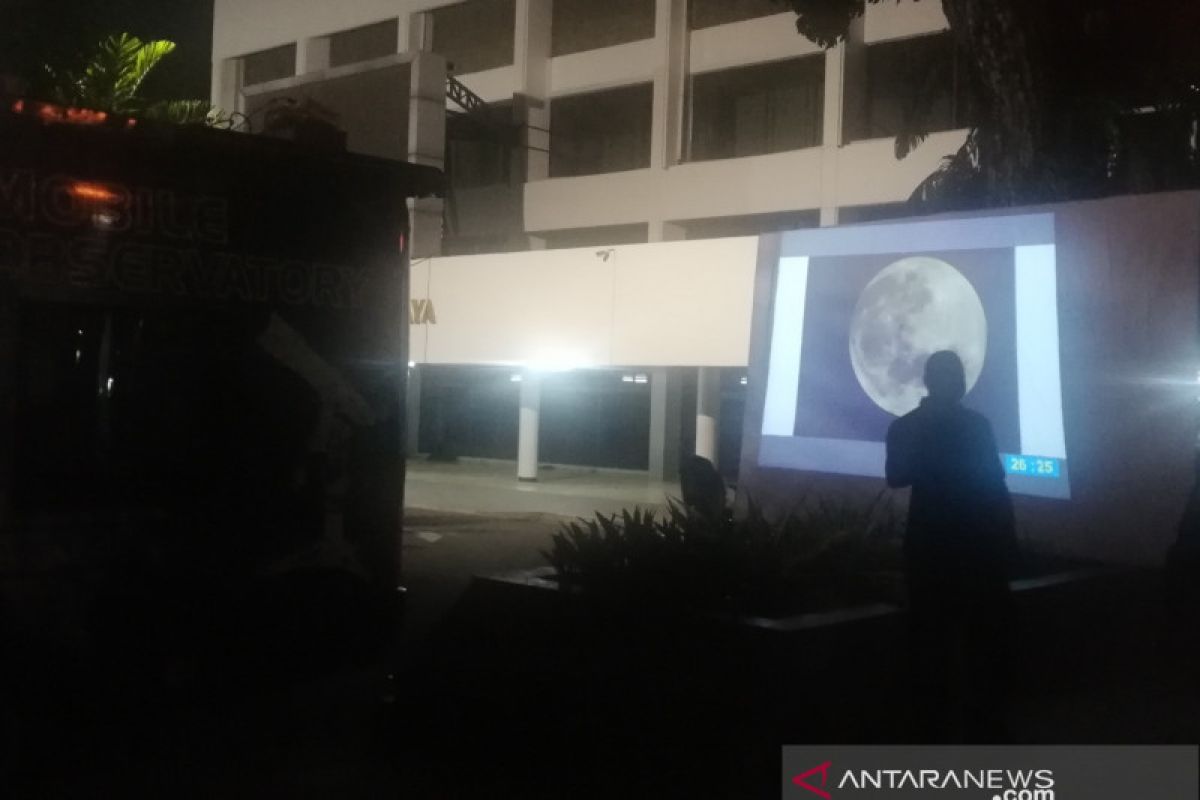 Planetarium Jakarta rutin mengajak warga teropong bulan 72 kali setahun