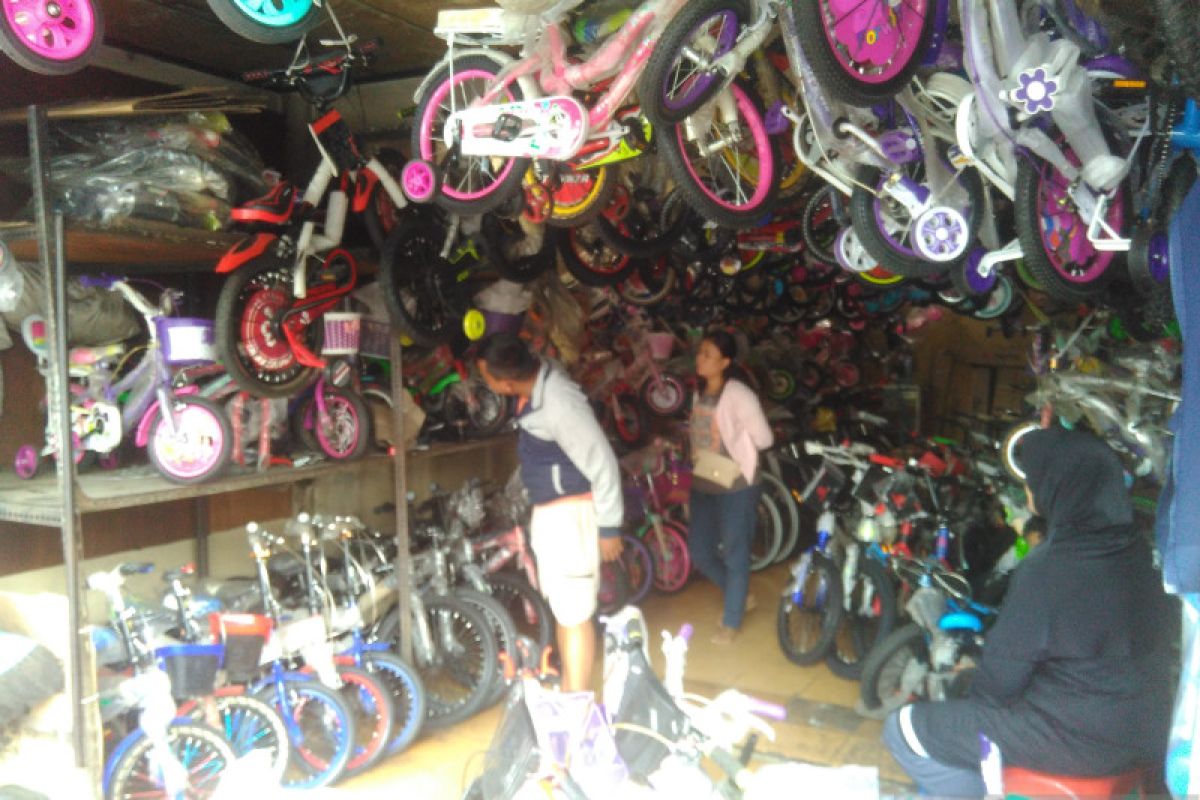 Omset pedagang sepeda Pasar Rumput meningkat pada masa libur sekolah