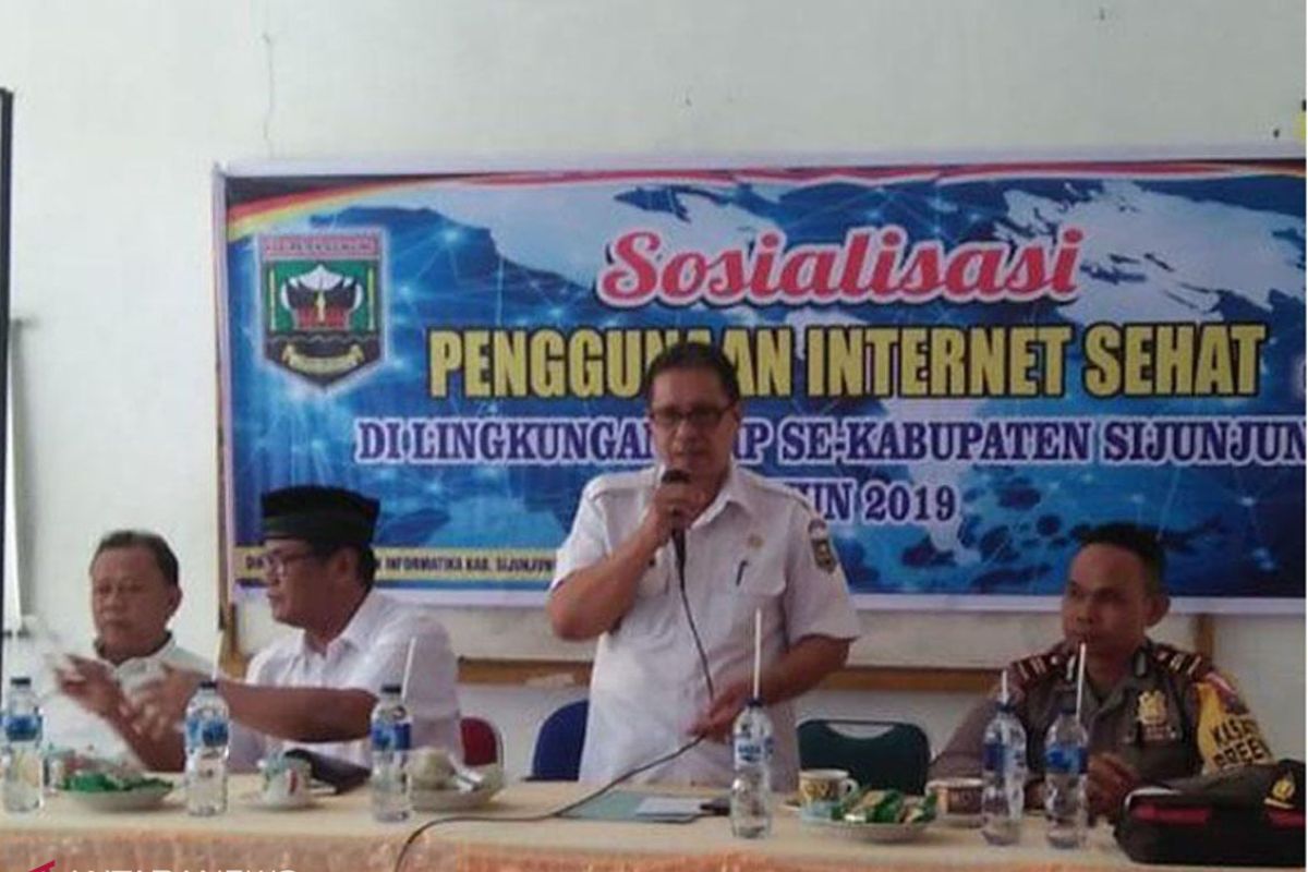 Pelajar SMP Sijunjung diberi sosialisasi internet sehat