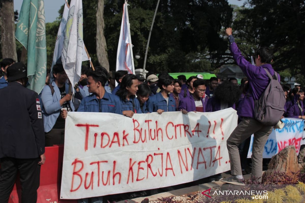 Mahasiswa Bogor tuding Bima Arya sering pencitraan, ini jawabannya