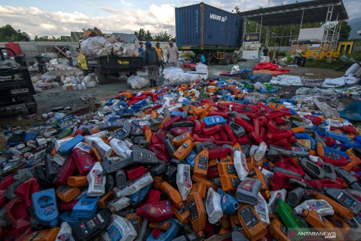 Jokowi: Sikapi hati-hati peningkatan impor sampah negara berkembang