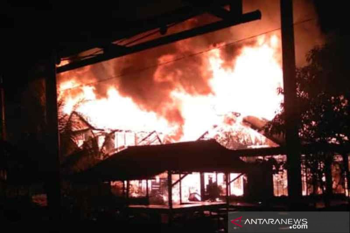 Kebakaran Jalan Gambir Amawang Kiri hanguskan empat  rumah