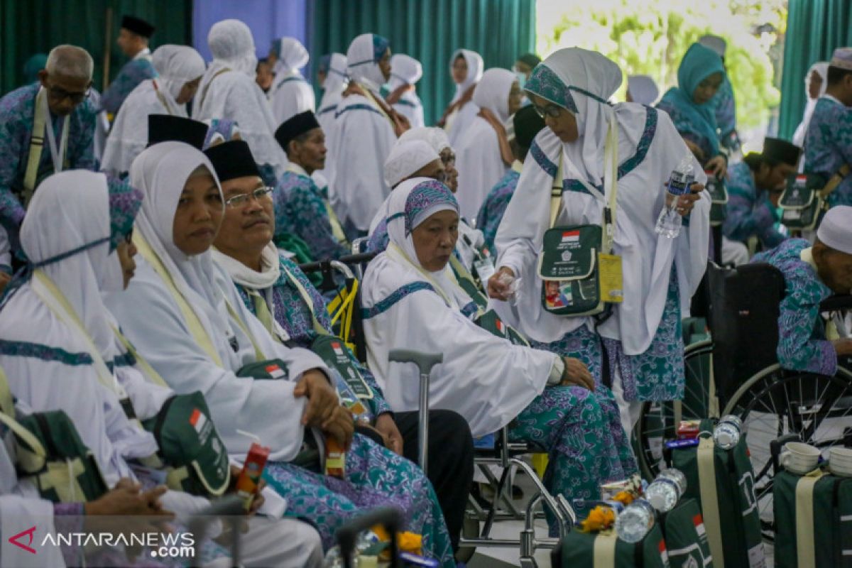 Keberangkatan dua calon haji kloter 3 Batam ditunda