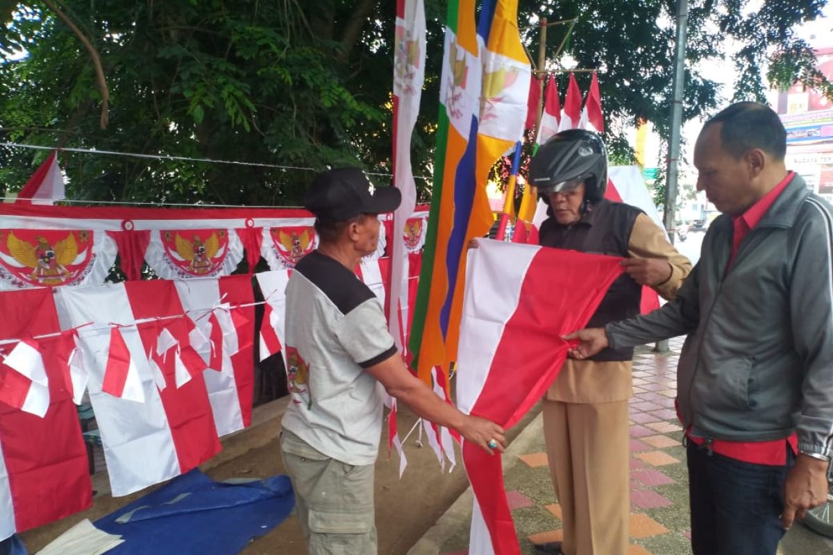 Pedagang bendera  mulai menjamur di Labuhanbatu