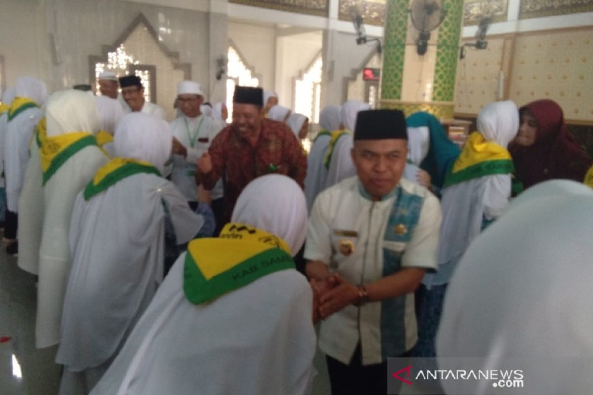 Bupati Sambas lepas 313 jamaah calon haji