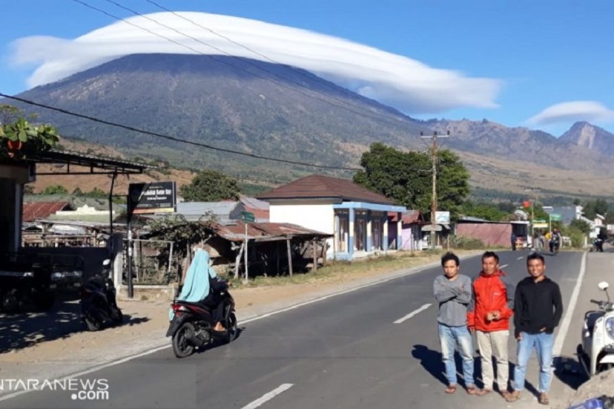 Fenomena awan di puncak Gunung Rinjani tak terkait pertanda gempa