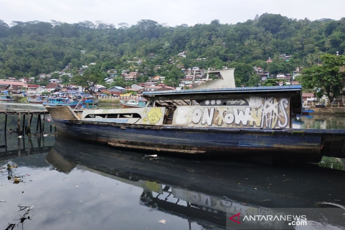 Pengunjung keluhkan bangkai kapal di Muaro (video)