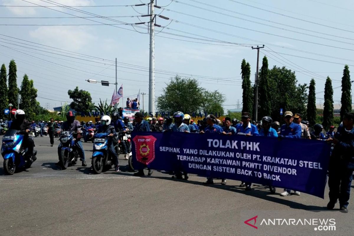 Ribuan buruh PT Krakatau Steel unjuk rasa tolak PHK