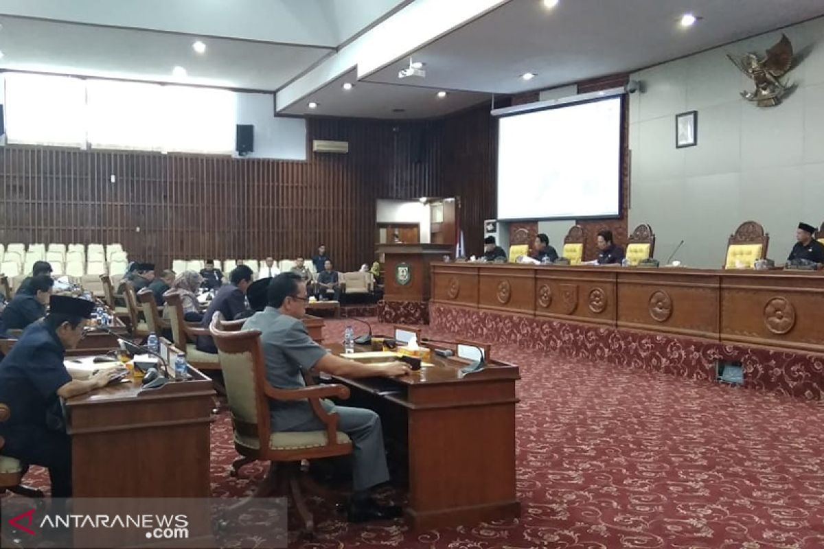 Gubernur pertanggungjawabkan APBD 2018 di paripurna dewan provinsi