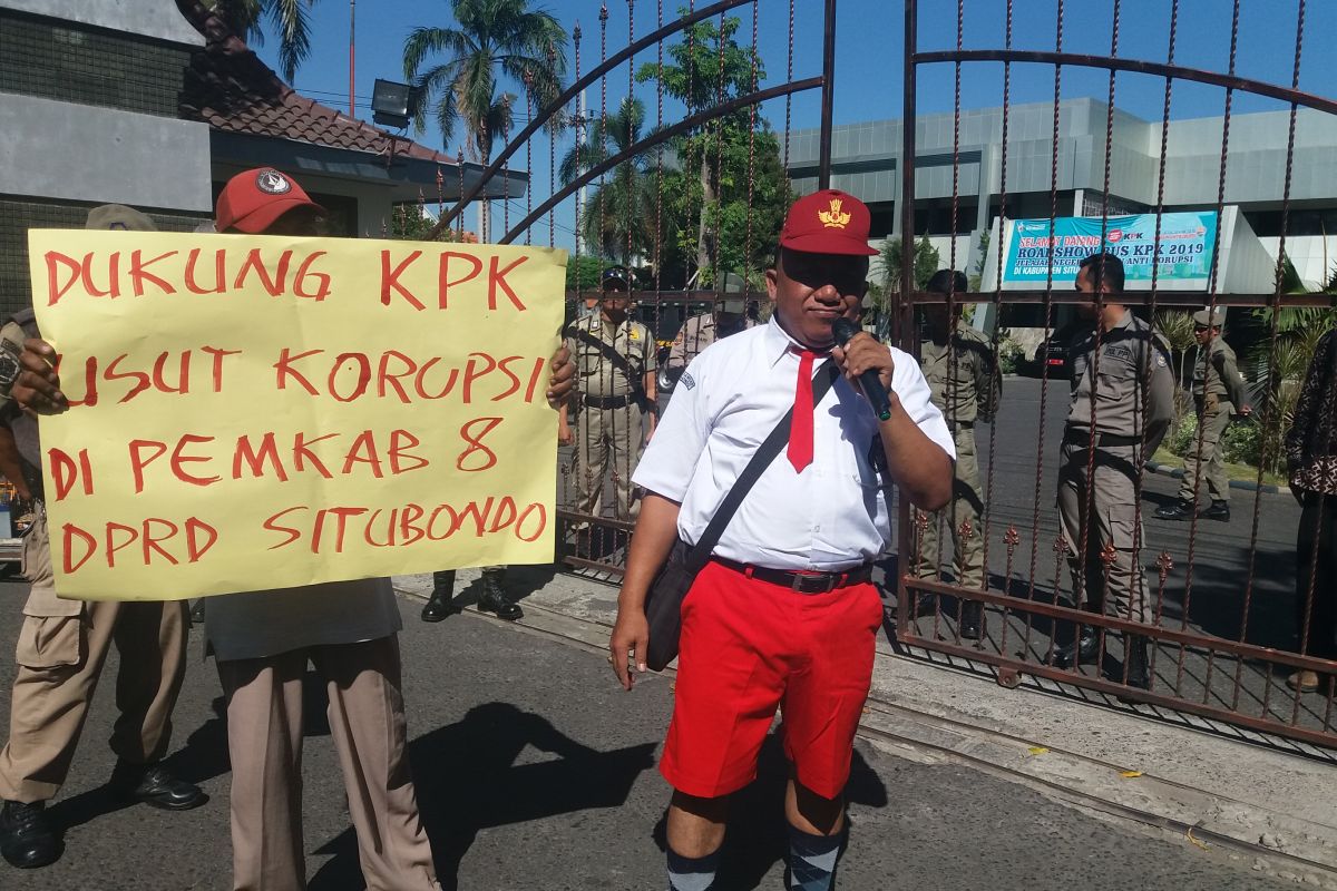 LSM Situbondo aksi damai dukung Roadshow Bus KPK (Video)