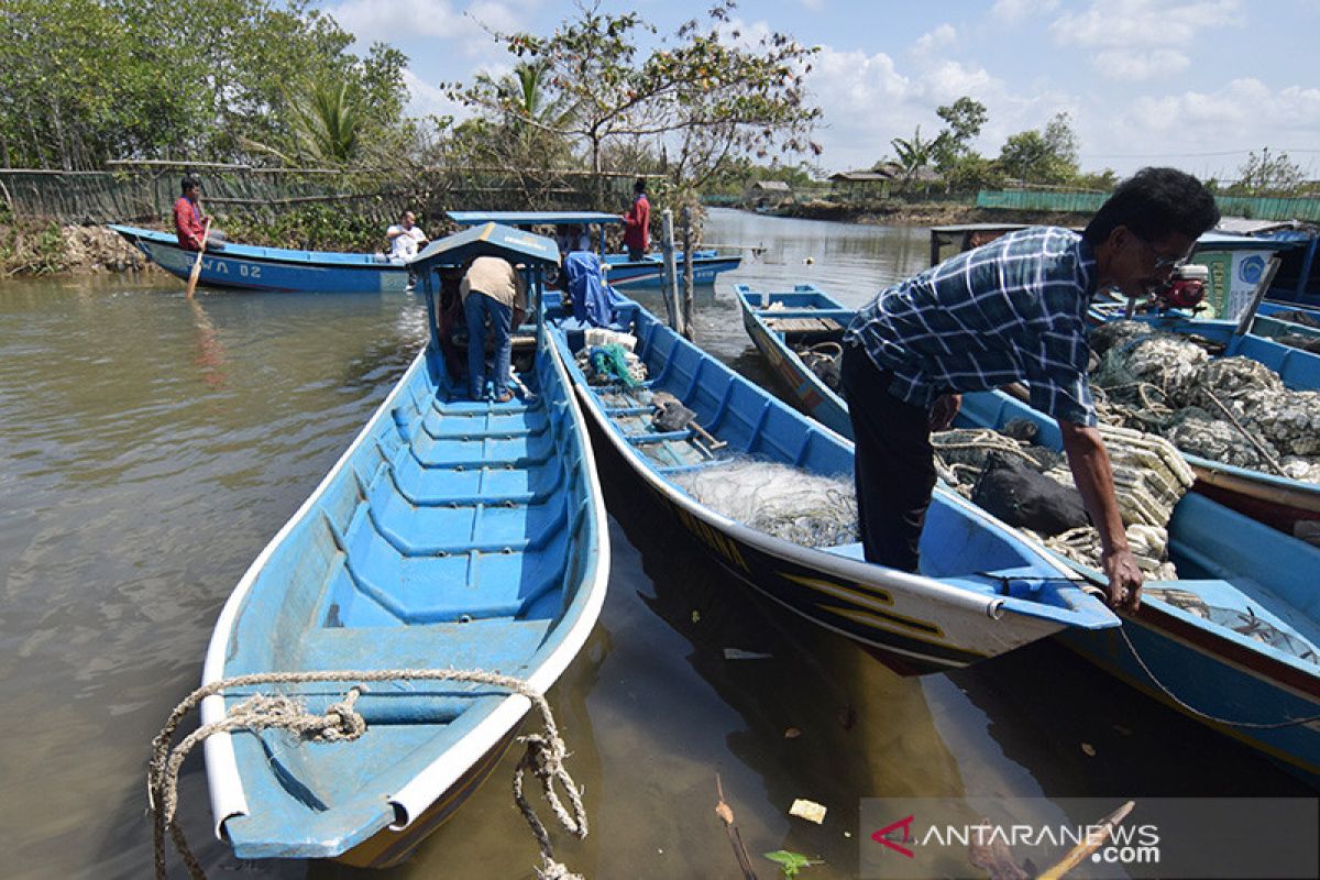 Bupati Seruyan serahkan 10 unit perahu kepada nelayan