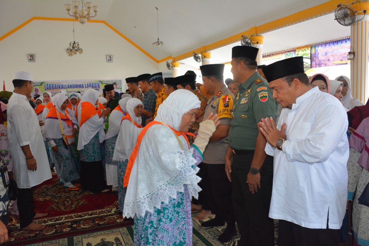 Bupati Langkat lepas 90 calon jamaah haji menuju asrama haji