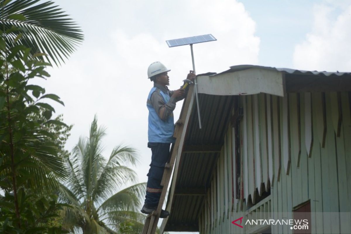 PLN Papua distribusikan 146 tabung penyimpan listrik kepada masyarakat