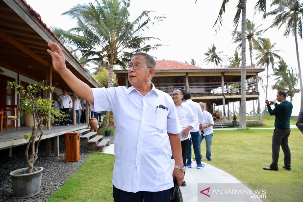 Sembari menikmati suasana pantai, Menko Perekonomian rapat 