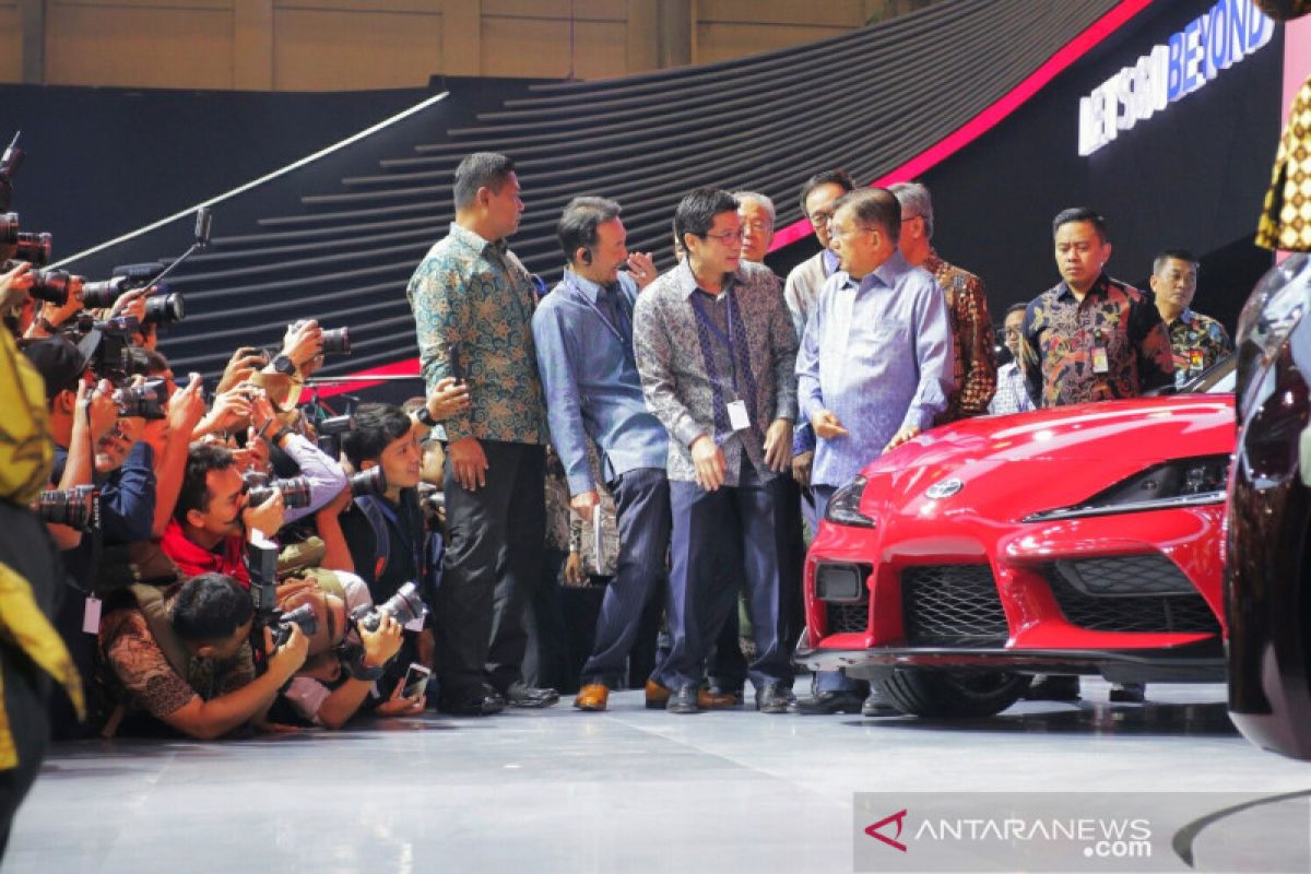 Jusuf Kalla sambangi anjungan Toyota, langsung lirik Yaris Sport