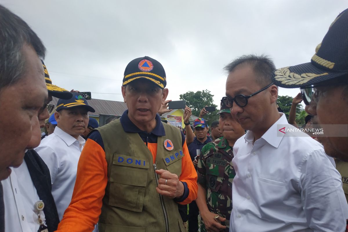 Mensos dan Kepala BNPB mengunjungi lokasi gempa Halmahera Selatan