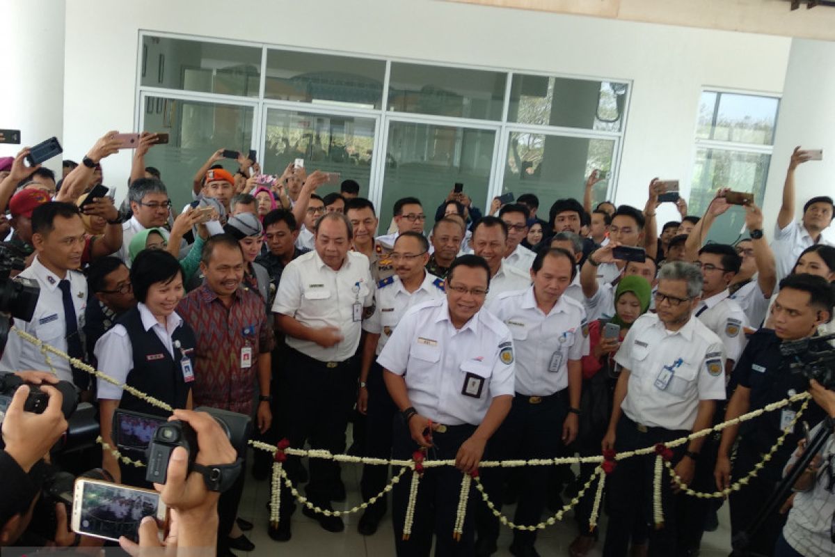 Stasiun Batu Ceper dilengkapi dengan jembatan penghubung