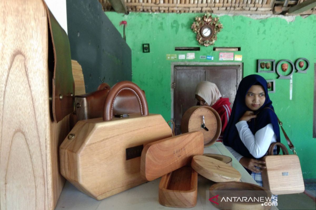 Kerajinan tas kayu industri rumahan Bantul dipasarkan sampai nasional