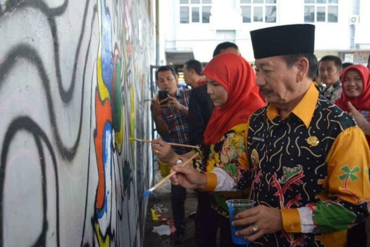 1.500 pelajar pecahkan rekor MURI buat mural di 8 jembatan