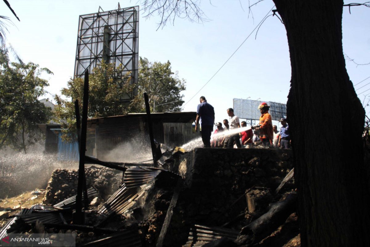 Sebuah bengkel motor di Kupang terbakar, apa penyebabnya?