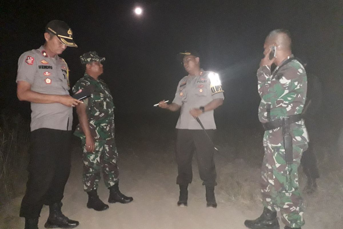 Linmas bersama TNI-Polri jaga persimpangan pintu masuk Register 45 Mesuji