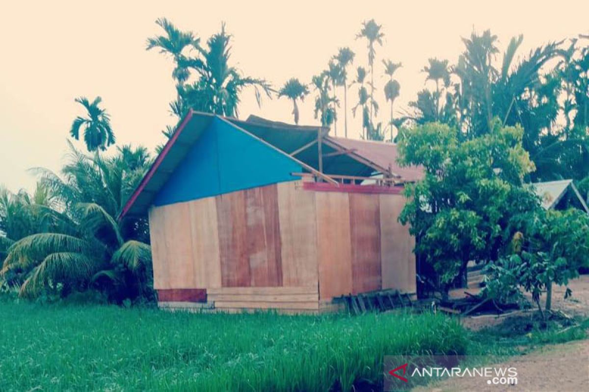 Rumah rusak dihantam angin kencang