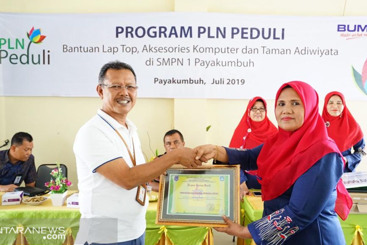 PLN bantu dua sekolah 16 unit komputer, dukungan kesiapan prasarana UNBK