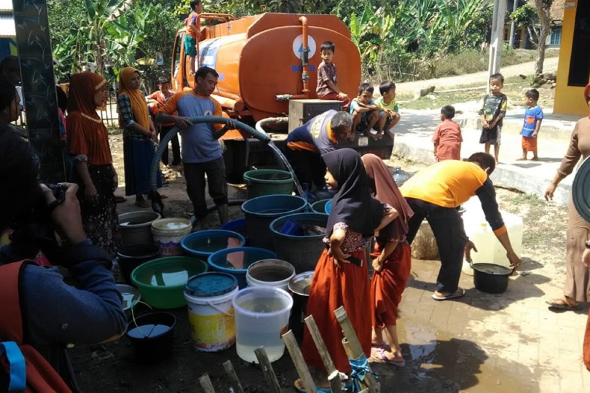 Ribuan warga Kabupaten Lebak terima bantuan air bersih