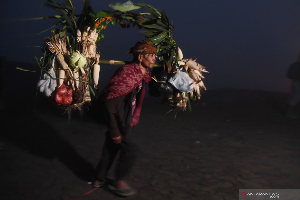 Suku Tengger tetap gelar Yadnya Kasada di Bromo dengan protokol kesehatan