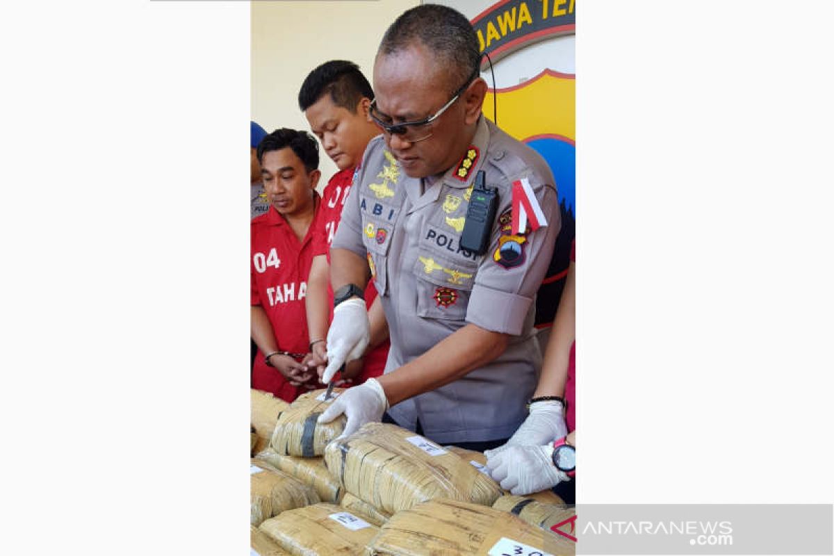 Polrestabes Semarang gagalkan pengiriman 30 kg ganja di bus