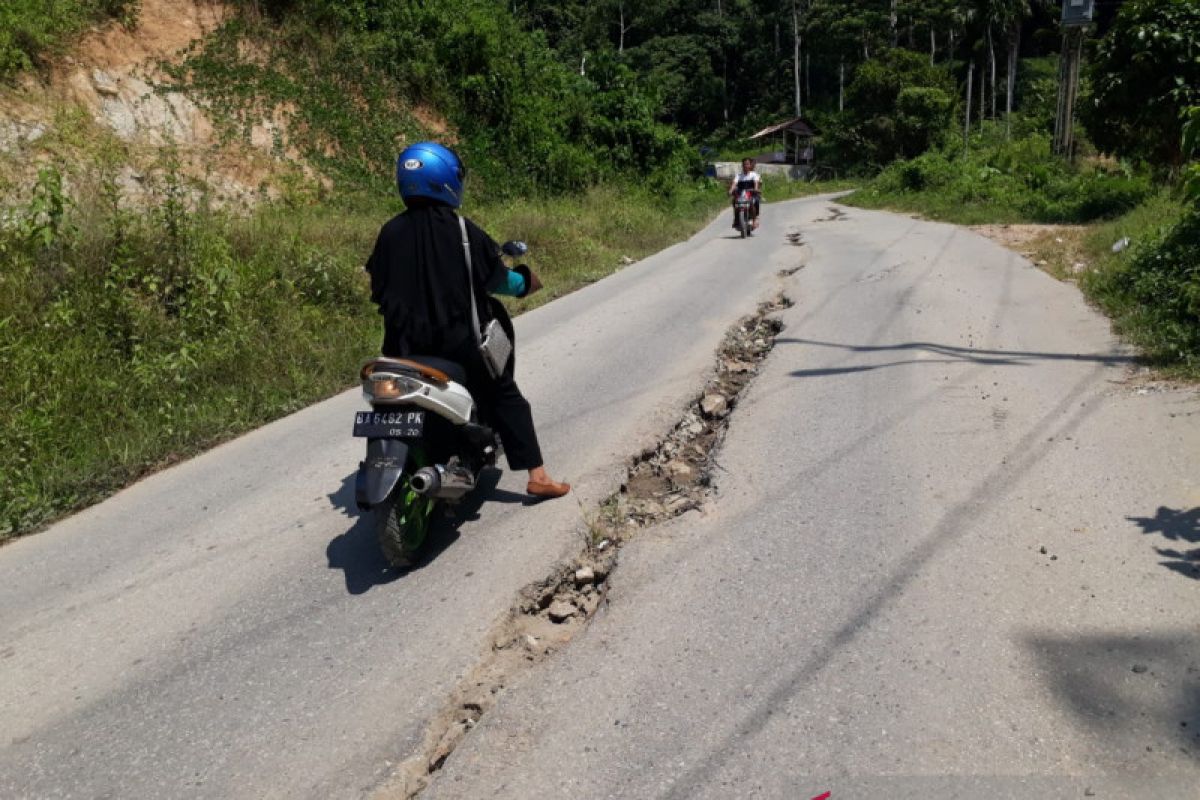 Truk pasir penyebab utama kerusakan parah jalan Laing