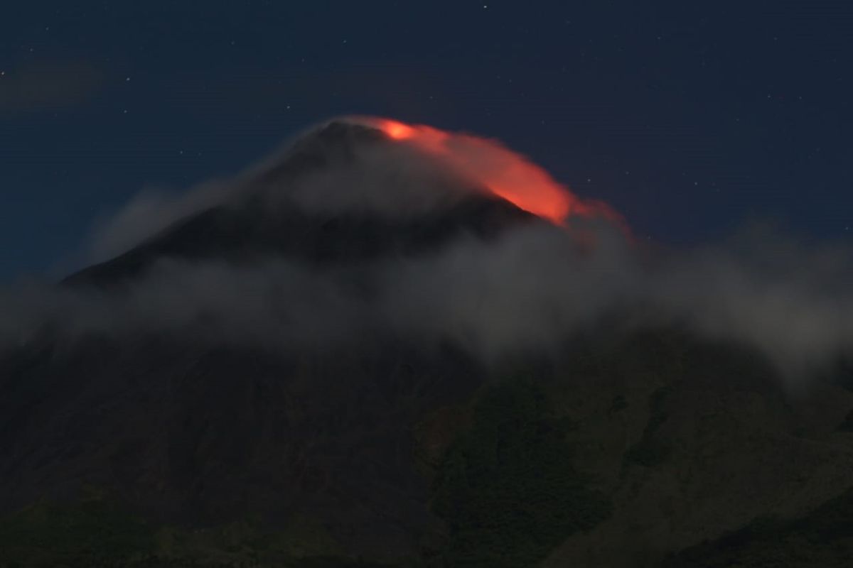 PVMBG pantau guguran sinar api puncak Gunung Karangetang