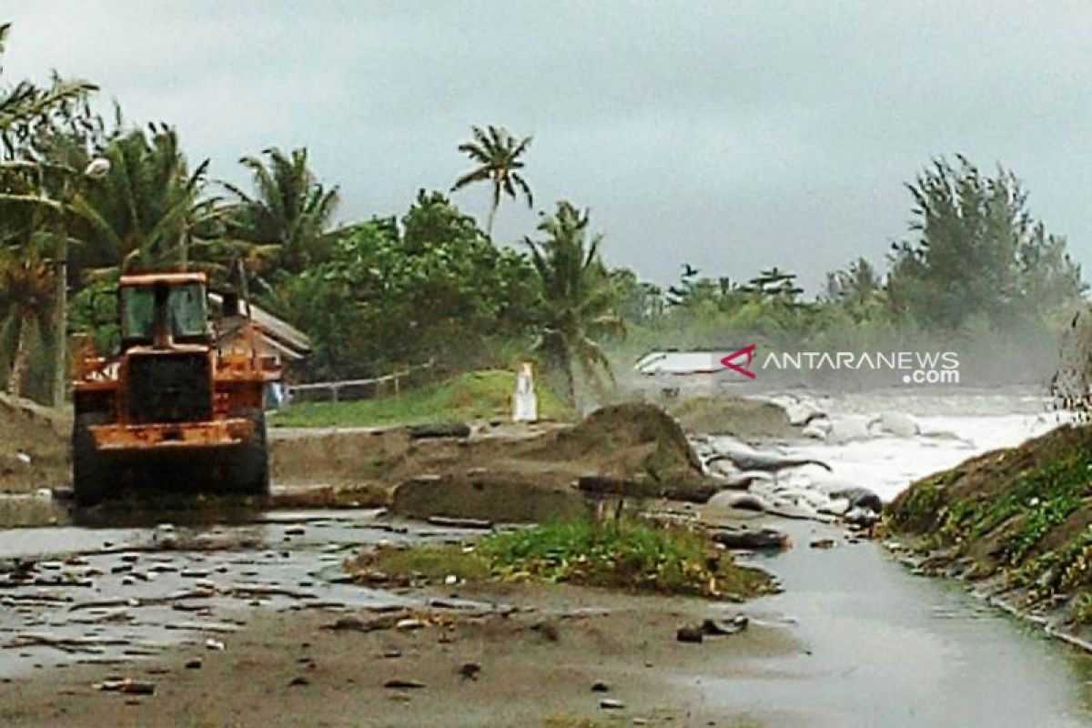 Pemkab Aceh Barat siagakan alat berat atasi banjir  rob