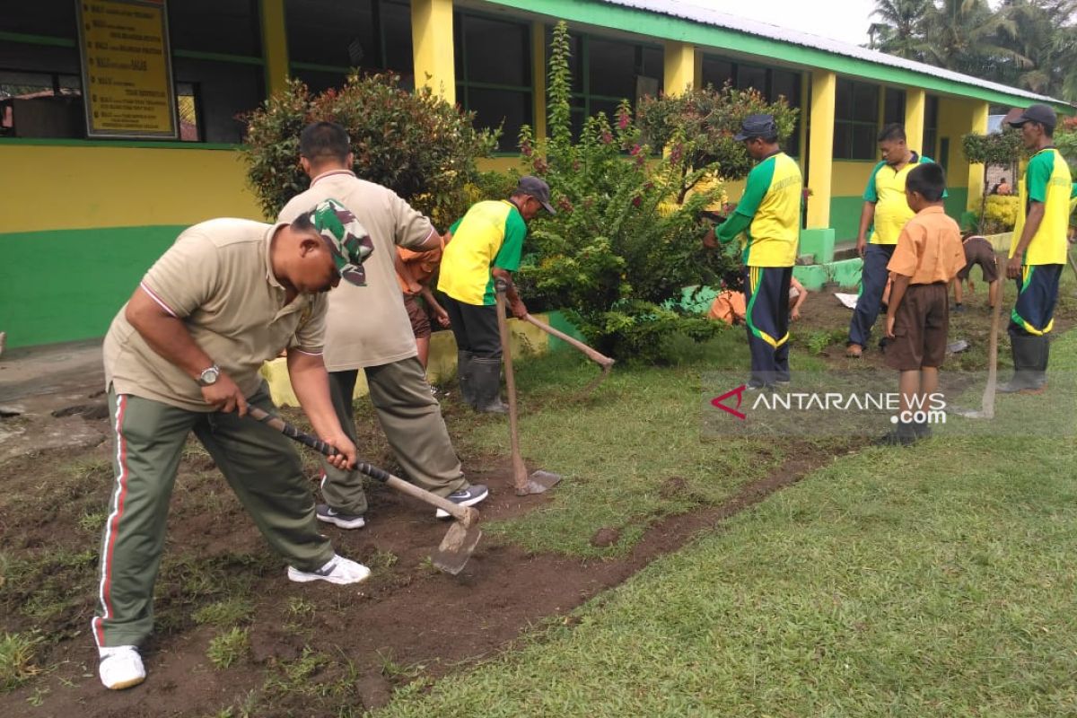 Koramil 18/GL bersama guru dan siswa gotong royong bersihkan sekolah