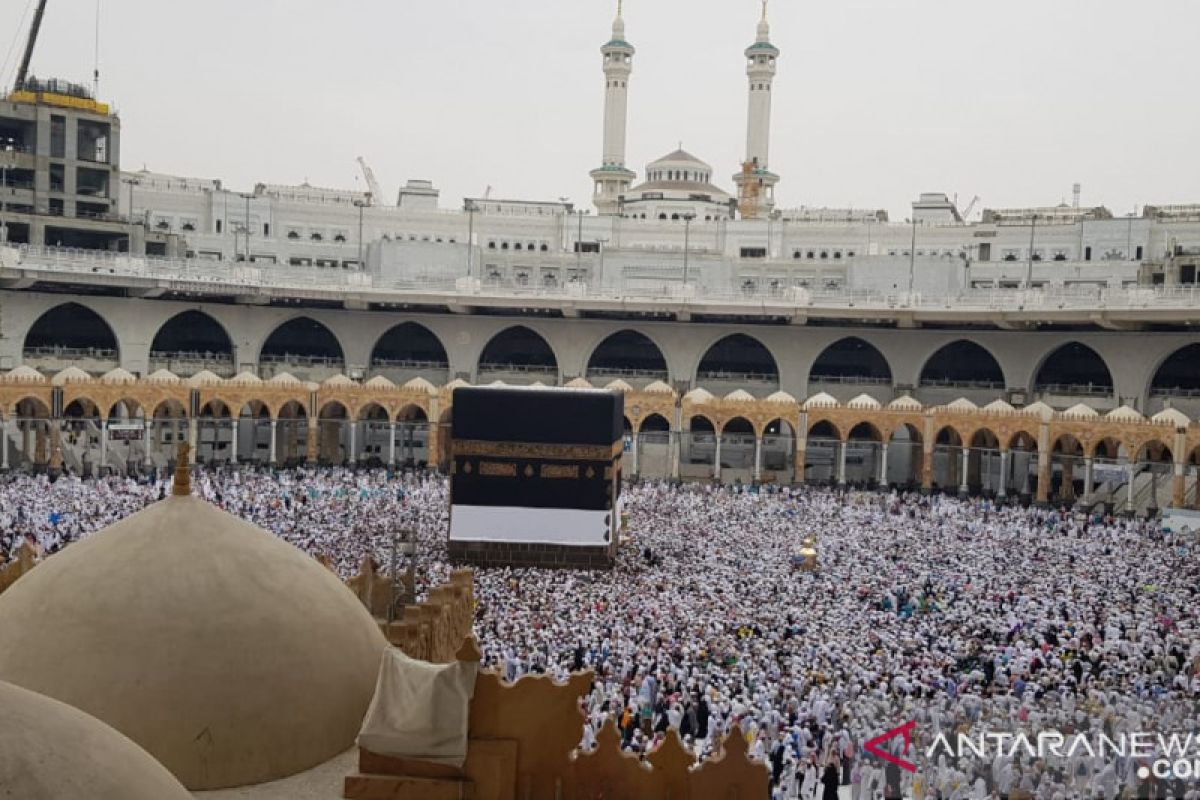 Kiswah penutup Kabah diangkat tiga meter penanda musim haji tiba