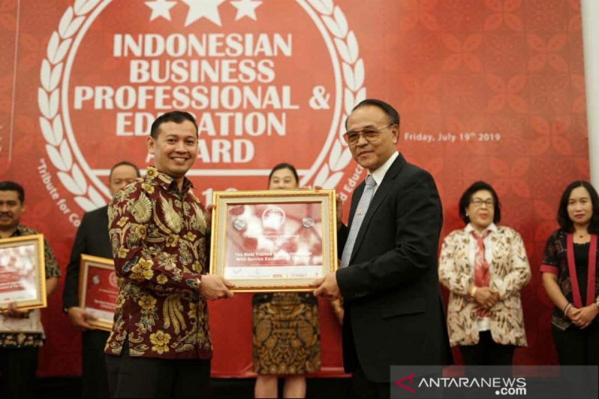 Charta Politika raih "Professional and Education Award 2019"