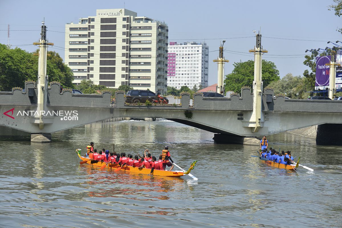 Ratusan peserta siap ramaikan lomba dayung perahu naga di Kalimas Surabaya