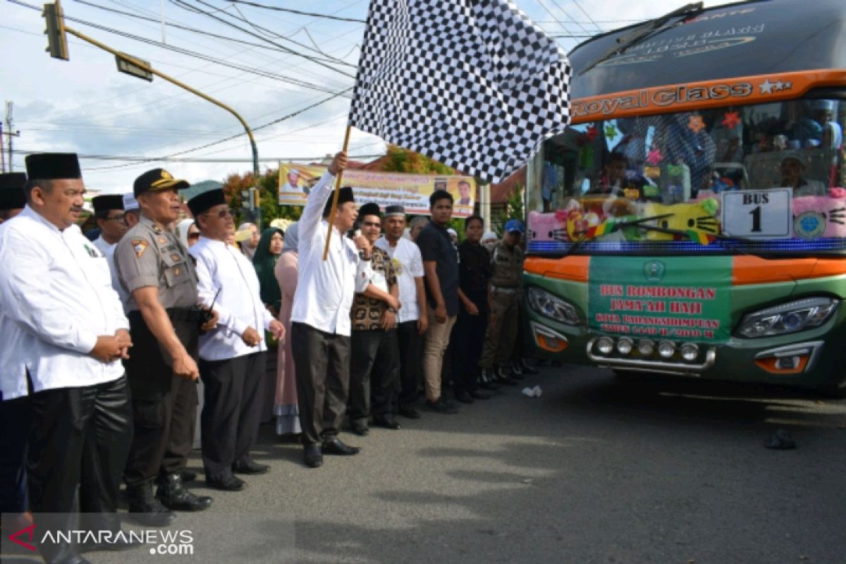 Wali Kota Padangsidimpuan lepas keberangkatan 340 CJH Padangsidimpuan