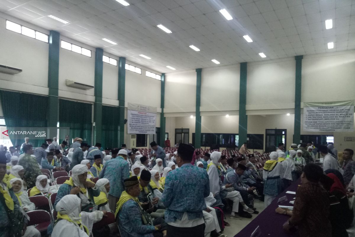 Pemberangkatan pertama gelombang kedua Embarkasi Palembang kloter 14