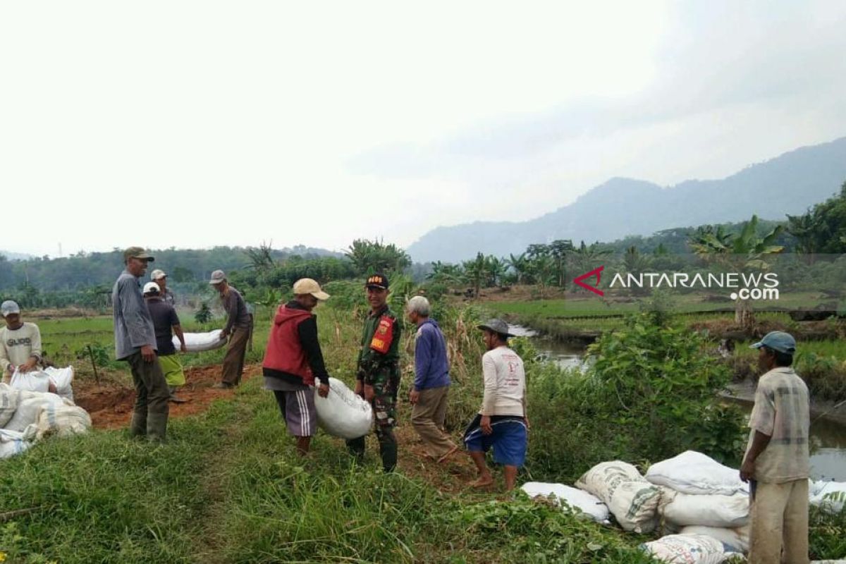 Babinsa Musirawas perbaiki saluran irigasi persawahan